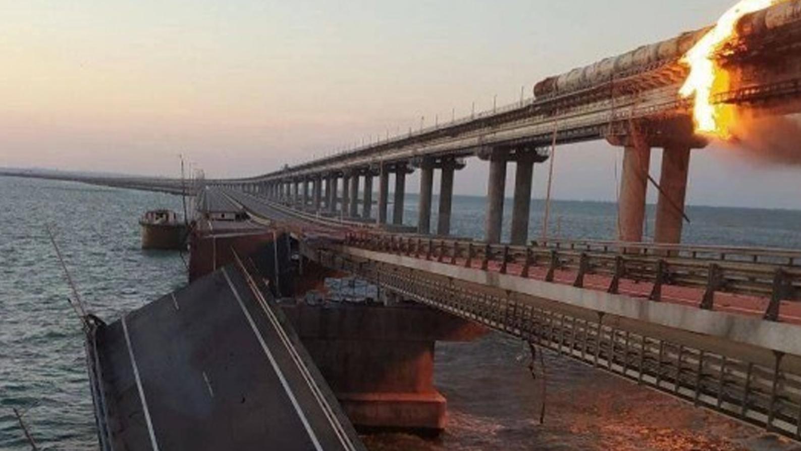 Пожар на Крымском мосту после подрыва грузовика. Видео