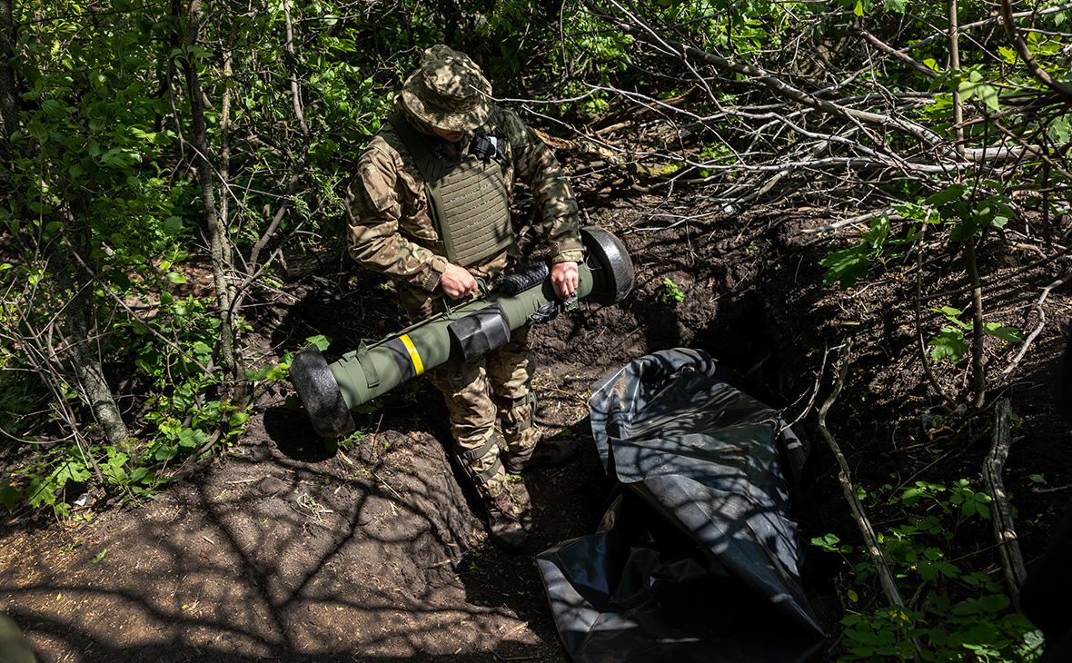 Солдат украинской армии размещает ракету Javelin на боевой позиции