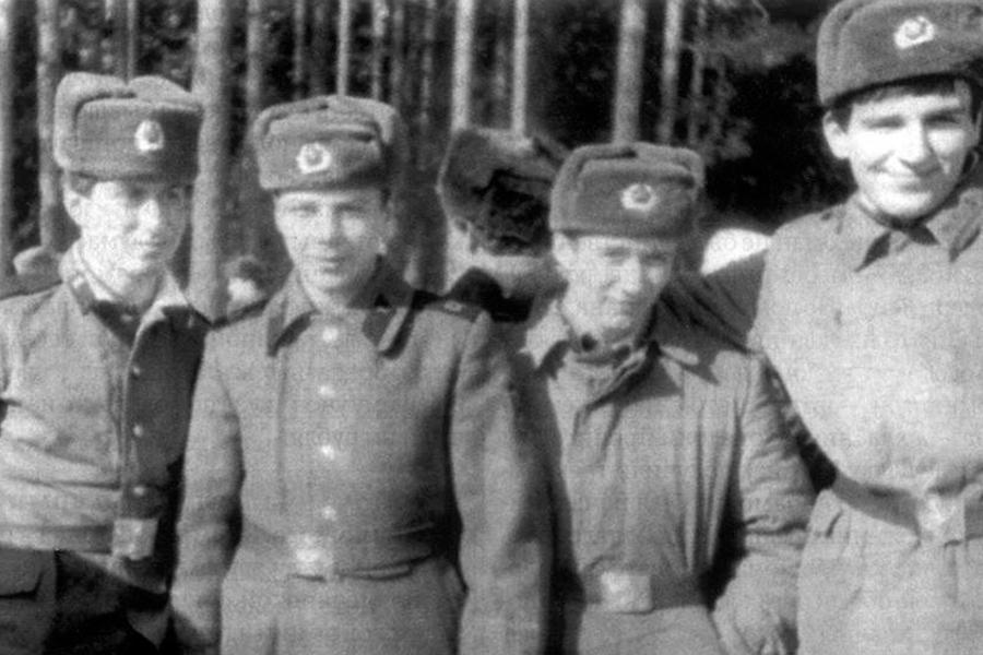 Роман Абрамович (слева) в армии