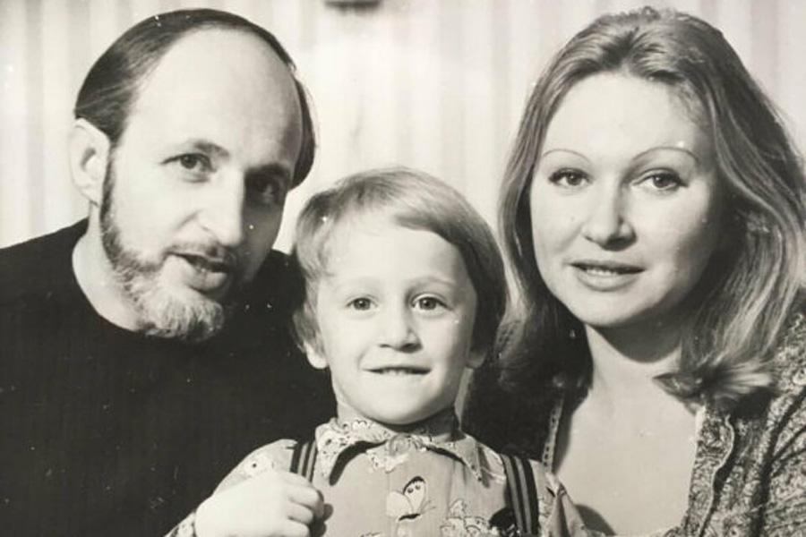 Оскар Кучера с родителями