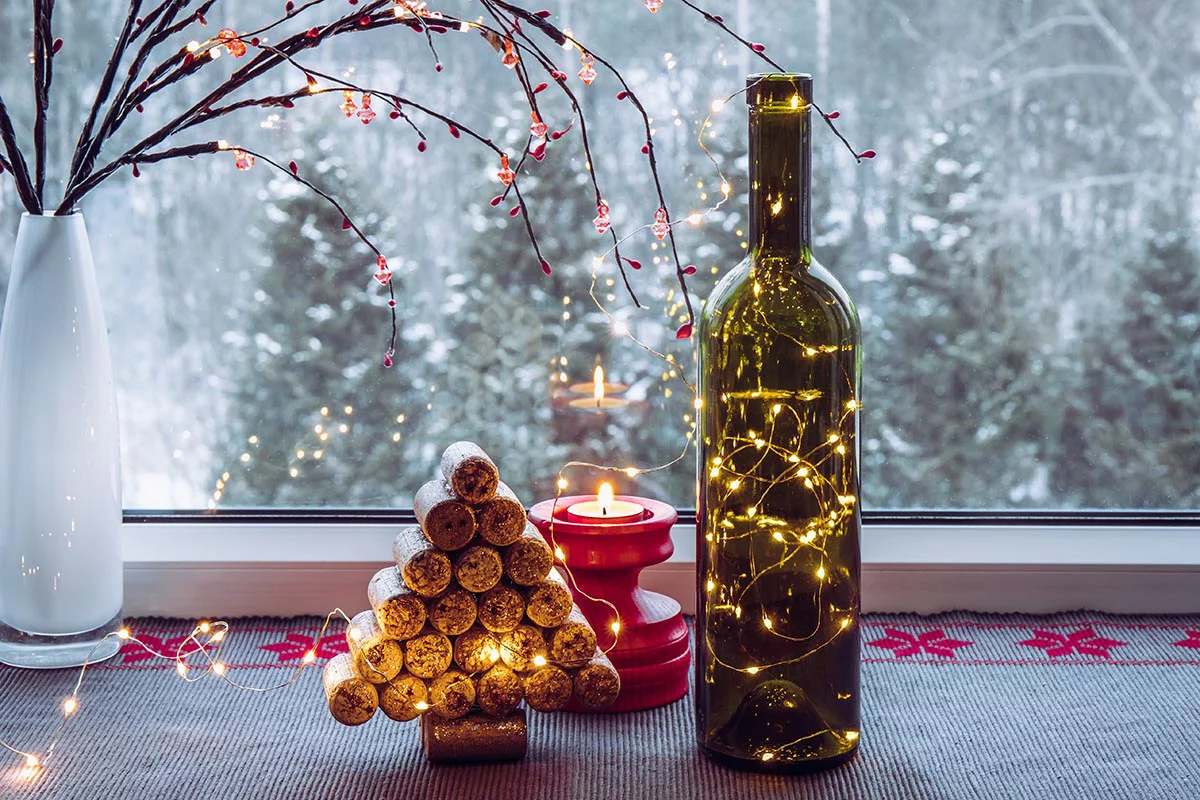 Внутри пустой бутылки можно также создать декоративную композицию