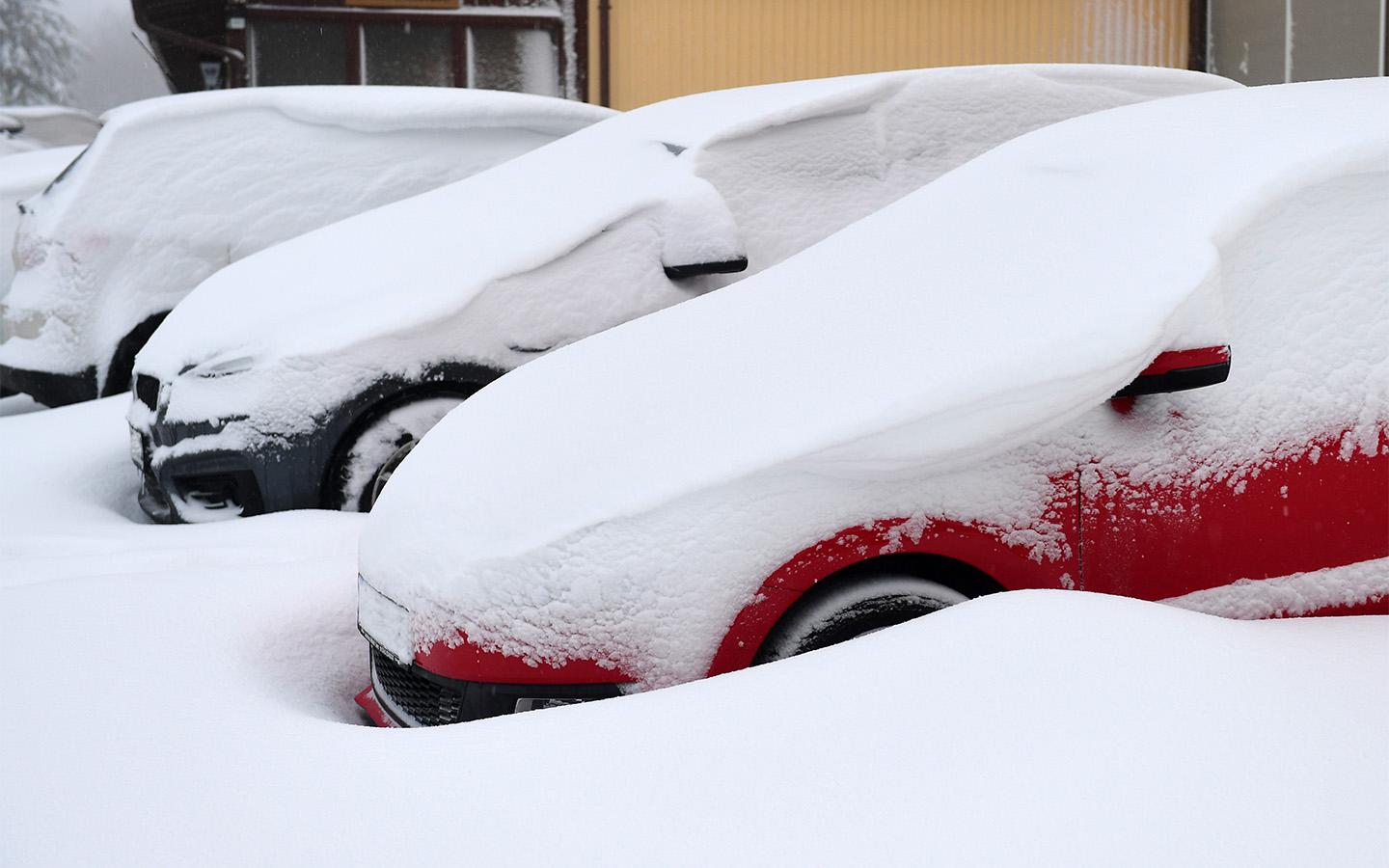 Чем опасны сильные снегопады для водителя и автомобиля. Важные правила