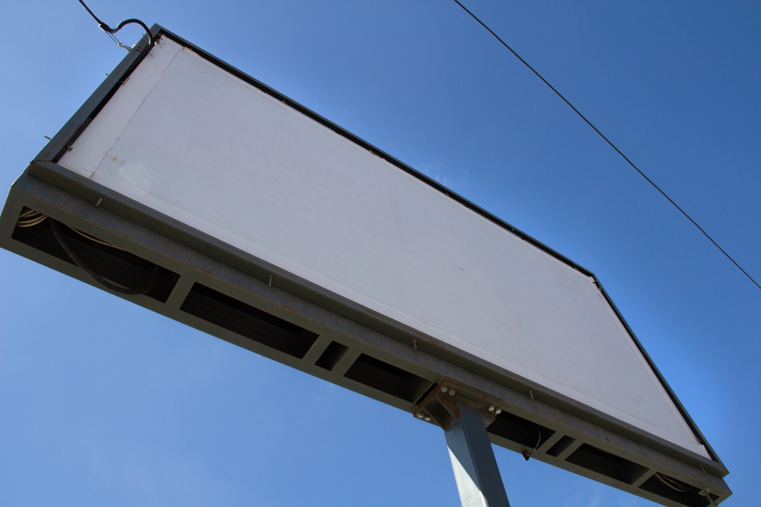 Всю наружную рекламу в Омске хотят сделать русскоязычной