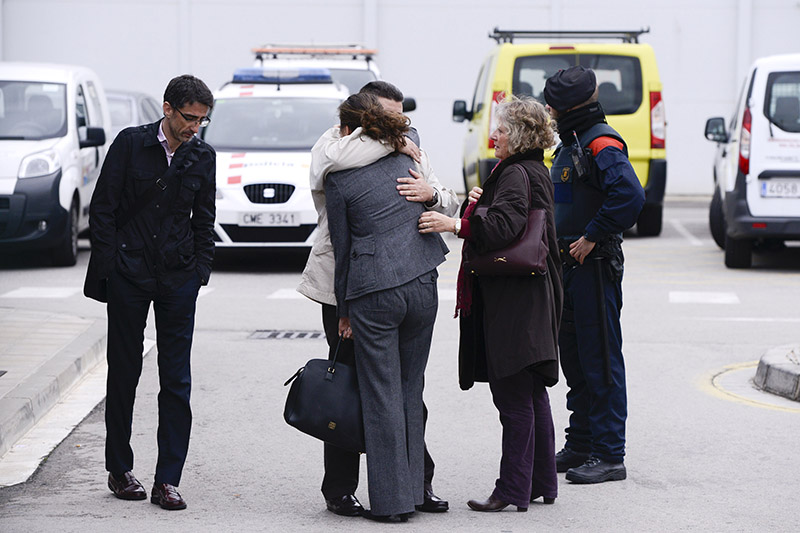 Родственники пассажиров потерпевшего крушение Airbus A320 авиакомпании Germanwings в аэропорту Барселоны