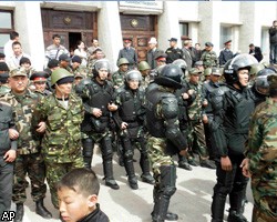 Демонстранты пытаются штурмовать дом правительства Киргизии