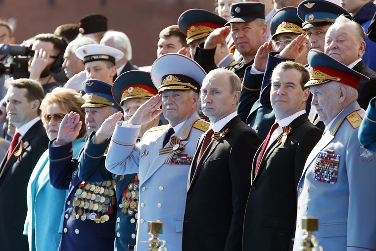 Президент РФ  Владимир Путин и премьер-министр РФ Дмитрий Медведев во время военного парада на Красной площади. 