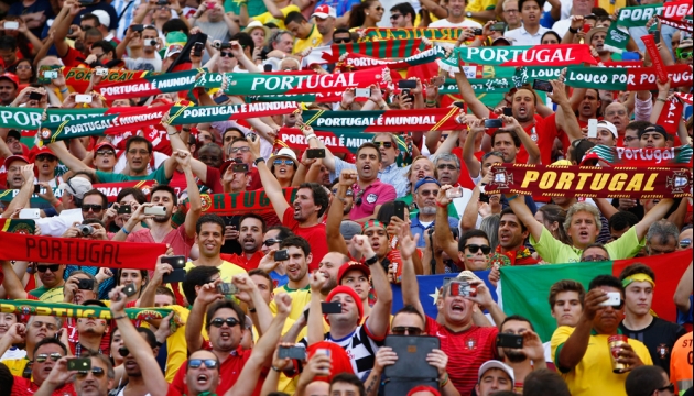 Португальские фанаты на стадионе Фонте-Нова во время матча в Группе G Германия - Португалия. 