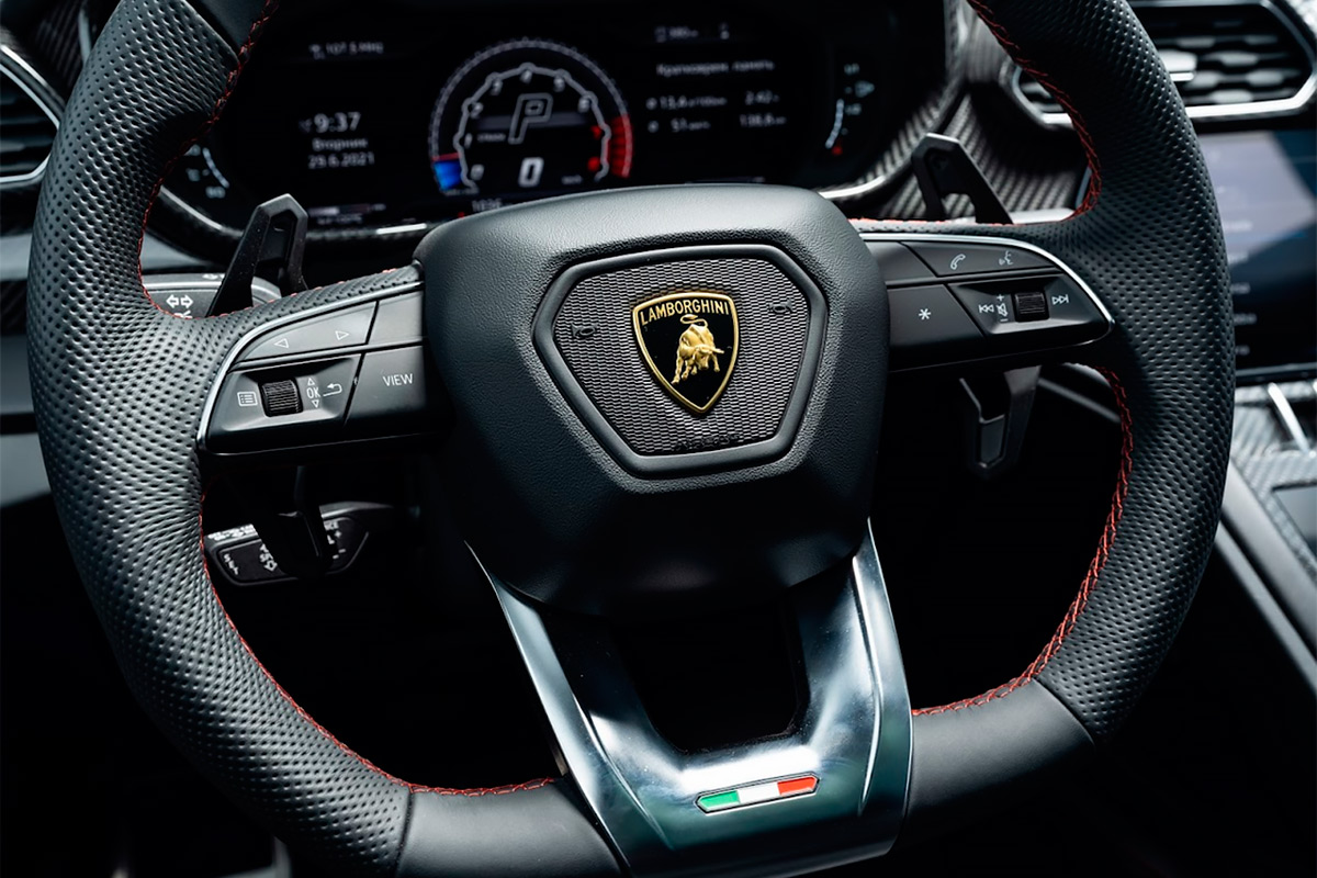 Принадлежность к концерну Volkswagen в Lamborghini Urus выдает прежде всего руль. Но главное на нем &ndash; это логотип легендарной марки и итальянский триколор.