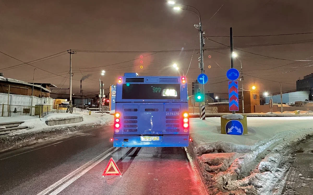 В мрачной промзоне сквозь снежную изморозь мигают сигналы &laquo;аварийки&raquo;. На пустынном перекрестке стоит синий автобус.