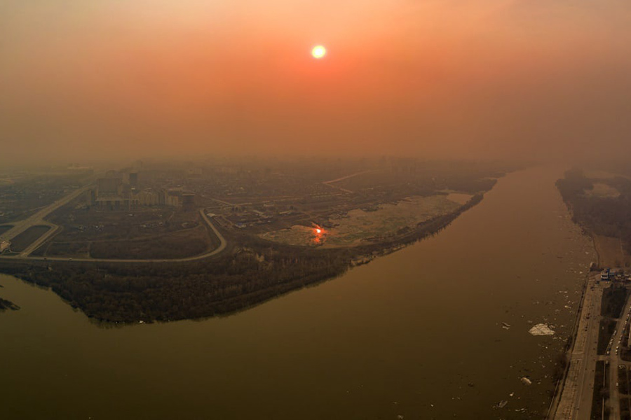 На фото:  дым от лесных пожаров окутал Омск, 17 апреля