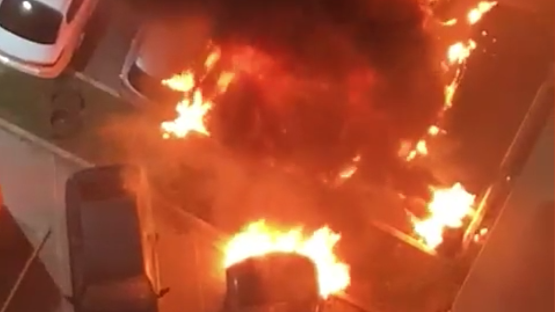 Горящая семерка. Пожар в Набережных Челнах сгорели машины. Машина загорелась в Челнах.