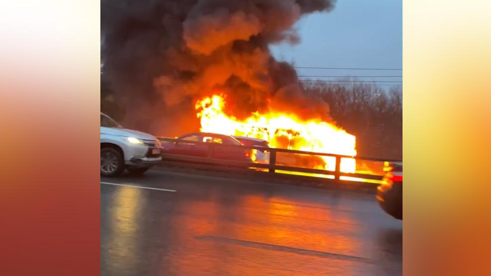На Варшавском шоссе в Москве загорелся рейсовый автобус. Видео