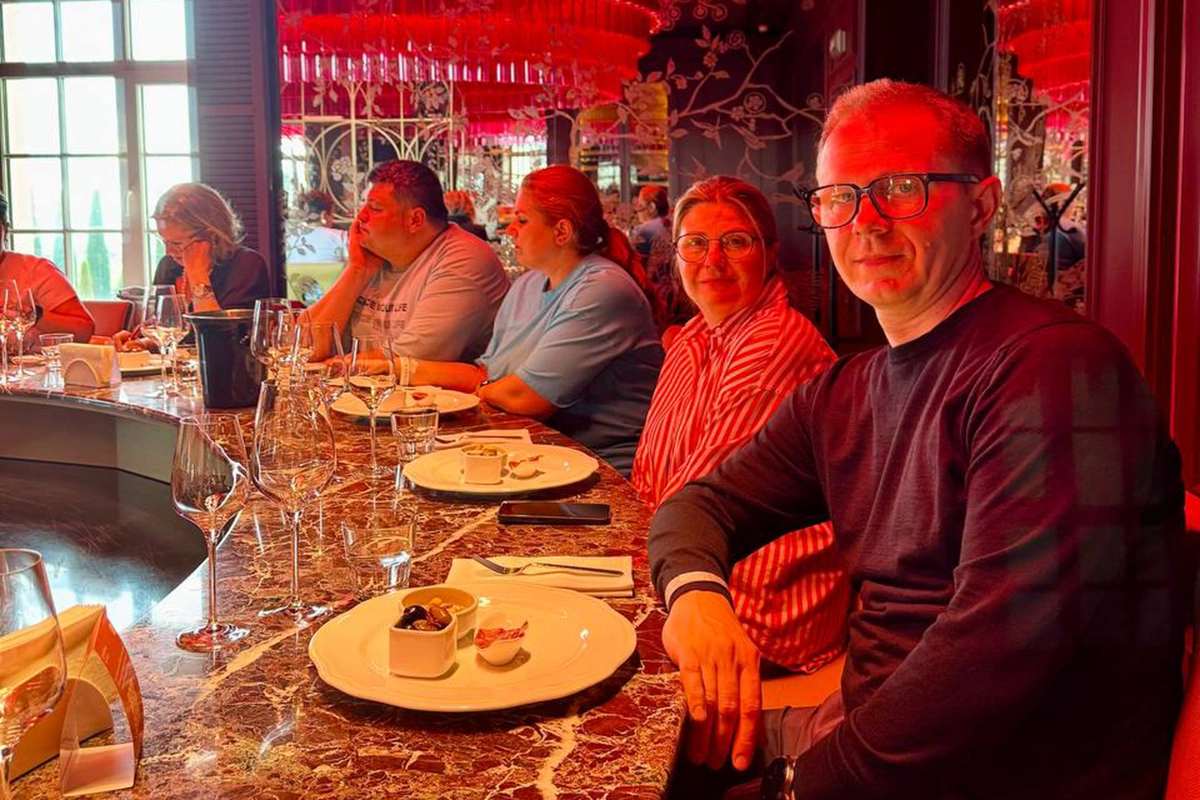 Гостиница должна быть комфортной, обязательно водить людей на обеды и ужины. И золотое правило: на один бокал вина — два бокала воды