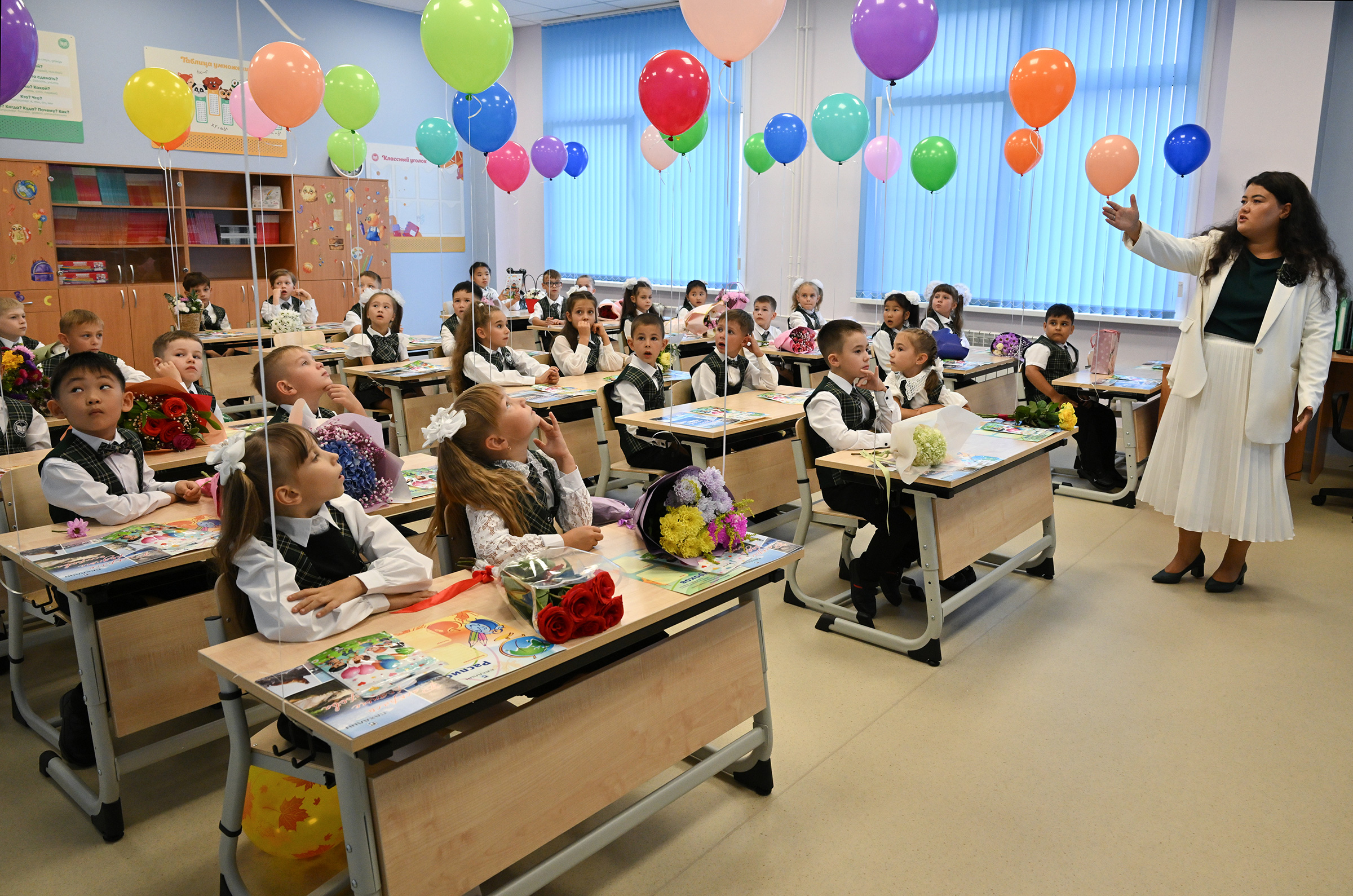 Южно-Сахалинск.

Во всех школах понедельник начался с урока &laquo;Разговоров о важном&raquo;.