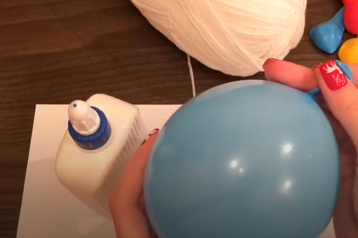 Как сделать новогодний шар из ниток