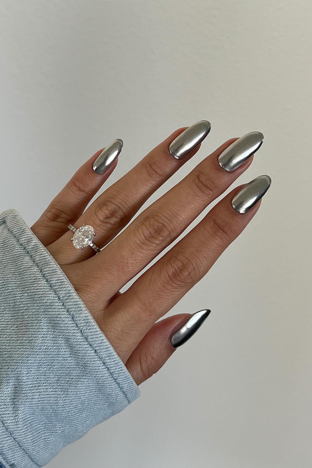 В новогоднем маникюре металлические оттенки будут особенно актуальны