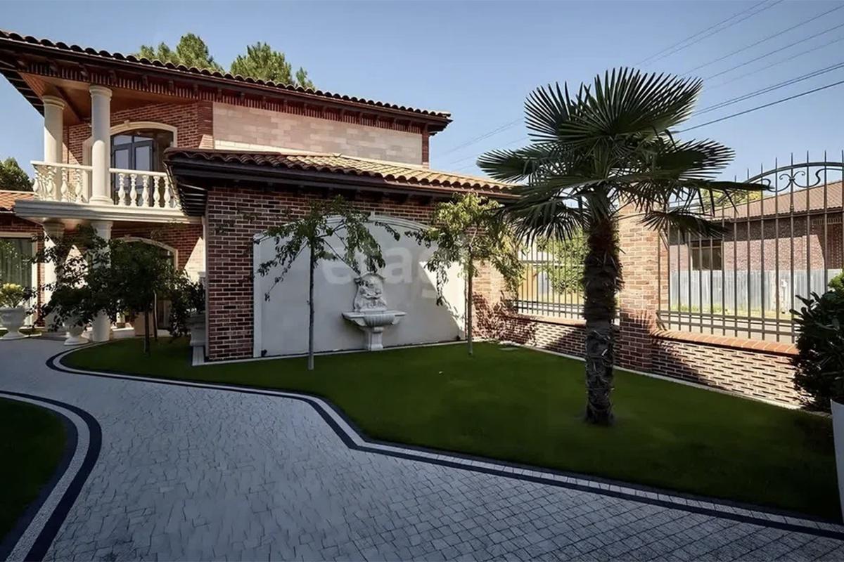 Как выглядят самые дорогие продающиеся в мегаполисах России дома