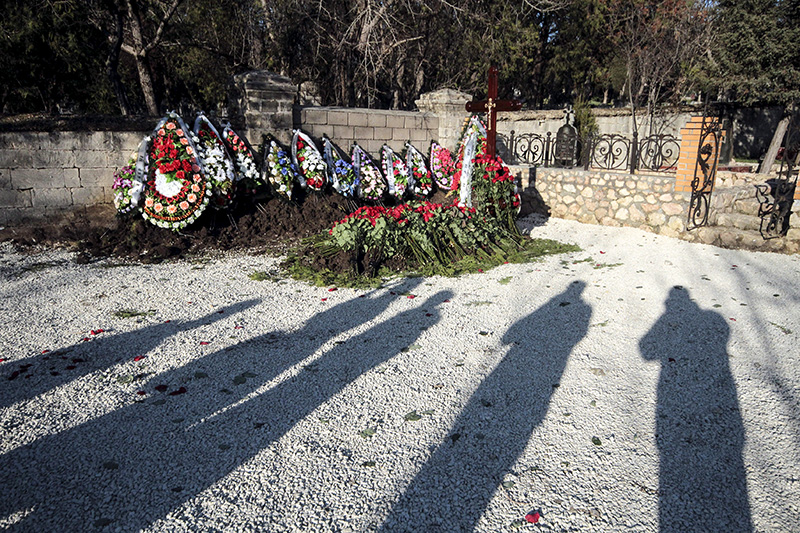 Безымянная могила на Братском кладбище в Севастополе, в которой предположительно похоронен сын бывшего президента Украины Виктор Янукович.