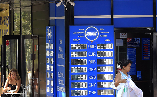 Информационное табло с&nbsp;курсом валют у одного из&nbsp;обменных пунктов Алма-Аты. 20 августа 2015 года