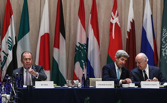Глава МИД РФ Сергей Лавров, госсекретарь США Джон Керри и спецпосланник ООН по Сирии Стаффан де Мистура (слева направо)


