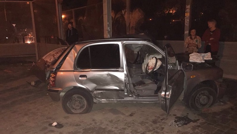 В Краснодаре подросток на Nissan влетел в остановку: погиб один человек