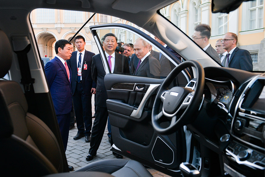 Владимир Путин и Си Цзиньпин также посетили презентацию проекта по строительству автозавода Haval концерна Great Wall (Китай). Проект планируется реализовать в Тульской области
