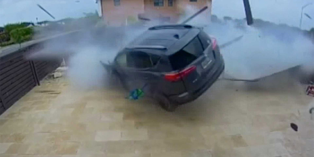 Видео: Toyota RAV4 протаранил забор и перелетел через бассейн