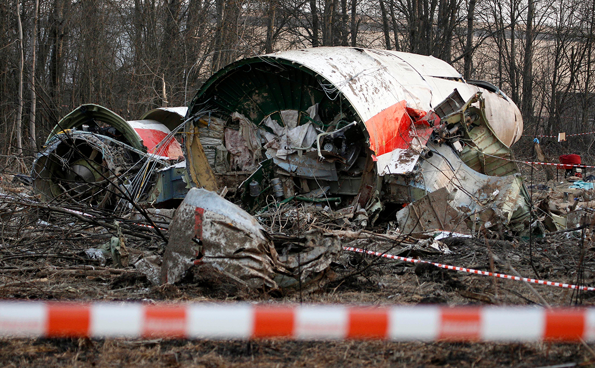 Обломки самолета польского президента Леха Качиньского, разбившегося в апреле 2010 года