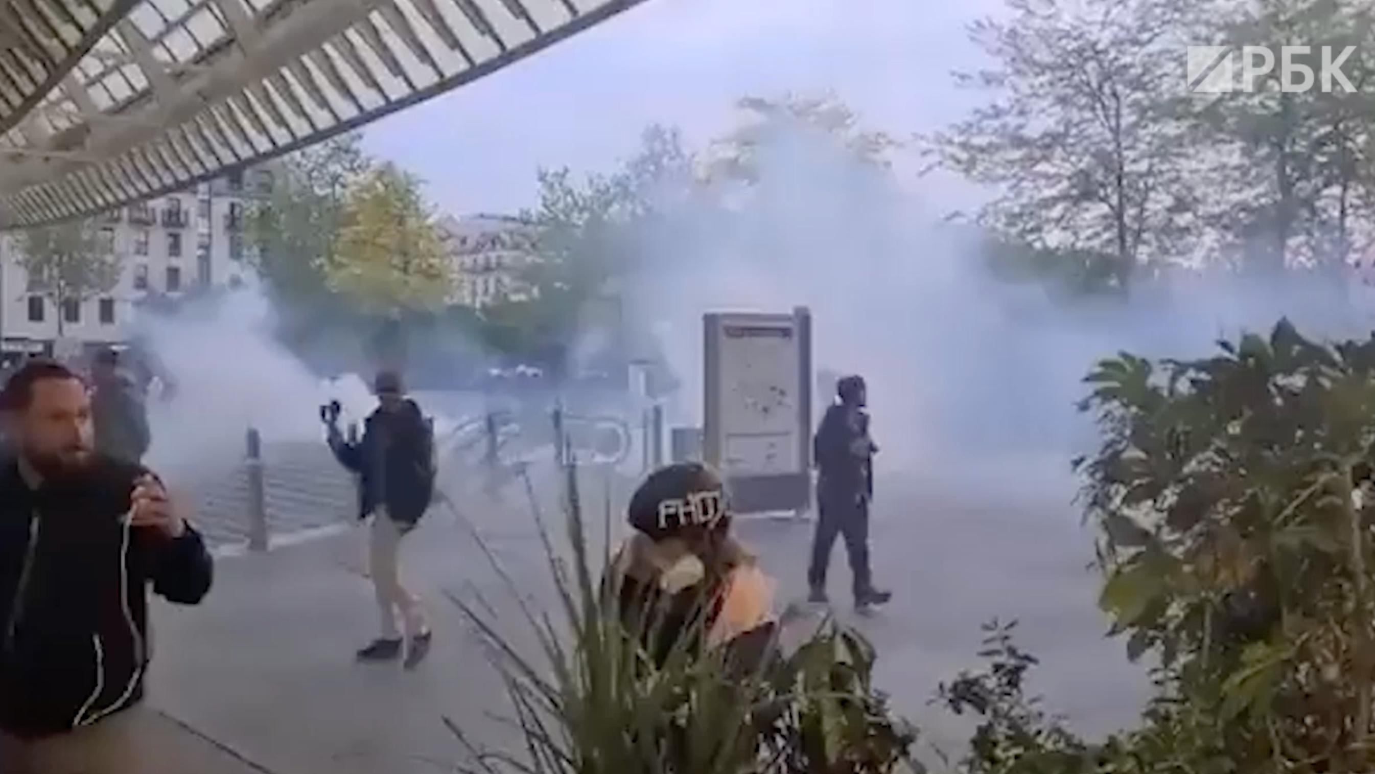В Париже применили слезоточивый газ против протестующих после выборов