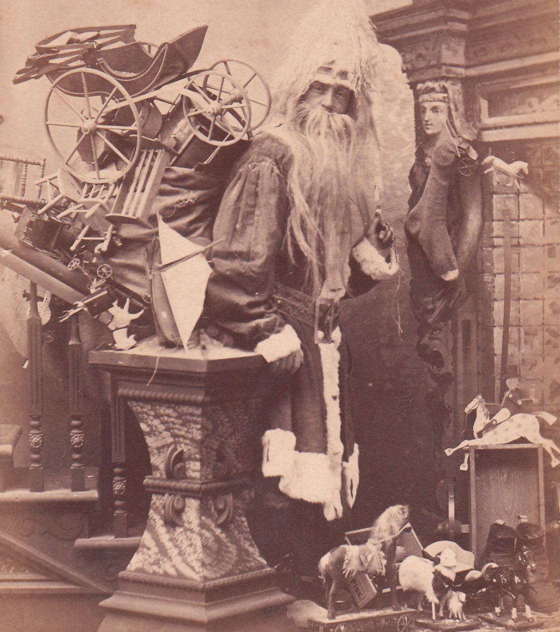 <p>Одна из первых фотографий Санты, сделанная в 1880 году.</p>