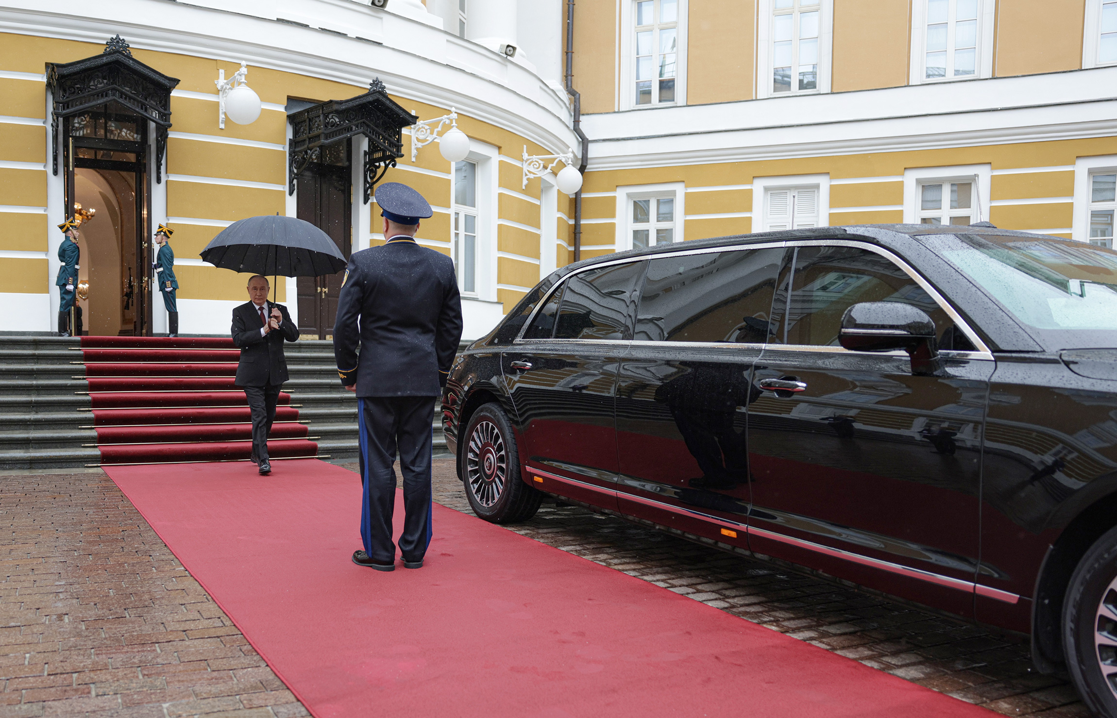 Владимир Путин отправился на инаугурацию по территории Кремля на обновленной версии автомобиля Aurus Senat. Машину показали впервые. В кортеже также в первый раз появились электромотоциклы Aurus Merlon.