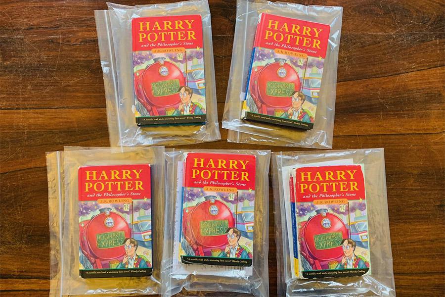 Пять первых изданий книги &laquo;Гарри Поттер и Философский камень&raquo; в твердом переплете 1997 года