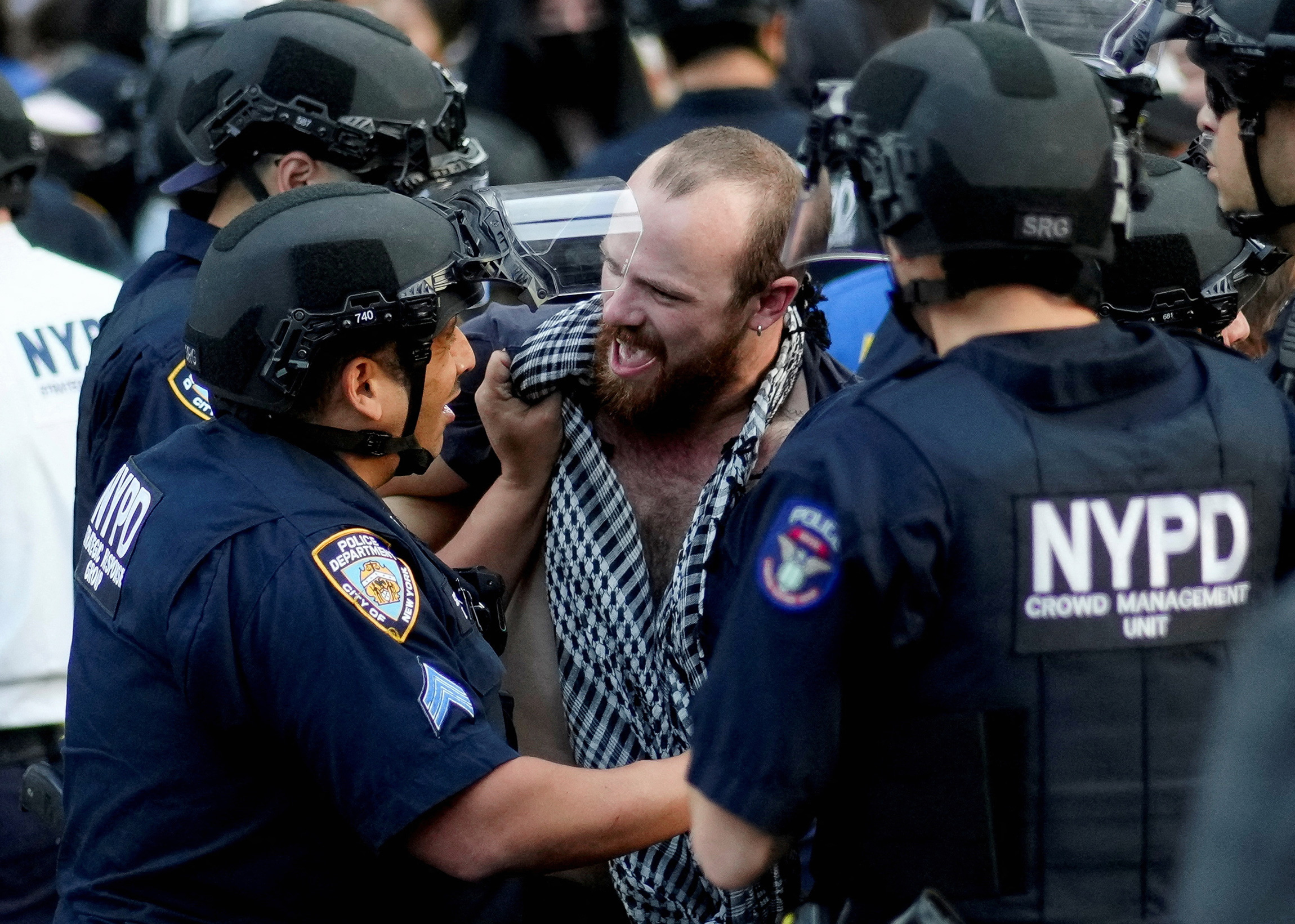 В Нью-Йорке протестующие собрались на площади Фоли у здания федерального миграционного суда. Они подняли плакаты с надписью ICE out of NYC (ICE — аббревиатура иммиграционной и таможенной полиции США) на испанском и английском языках.
По данным полиции, демонстранты бросали бутылки в офицеров и конусы на дороги. 10 июня правоохранители задержали 86 человек, 34 из них арестовали.