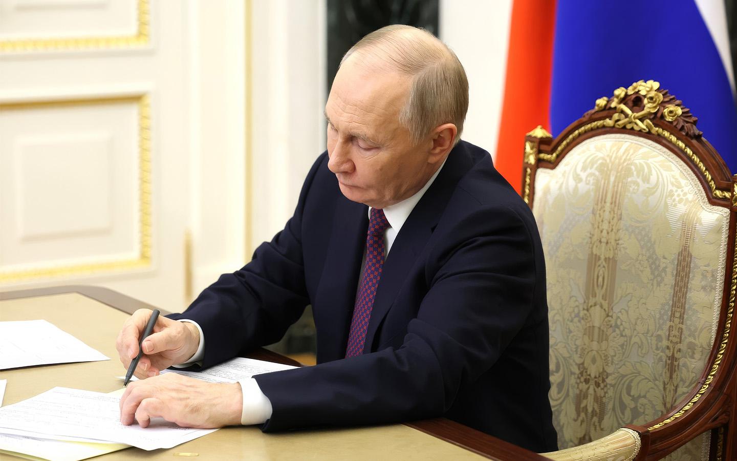 Путин подписал закон о повышении пошлин для водителей. Что подорожает