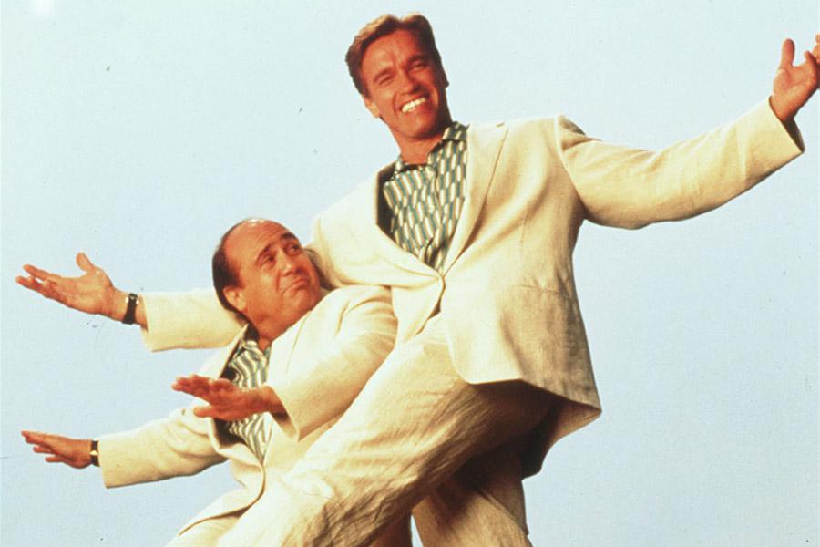 Дэнни Де Вито и Арнольд Шварцнеггер в фильме &laquo;Близнецы&raquo;, 1988 год