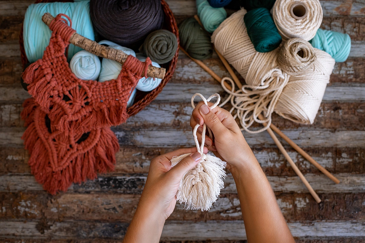 Длину нити для макраме следует рассчитывать с учетом особенностей материала и плотности узлов