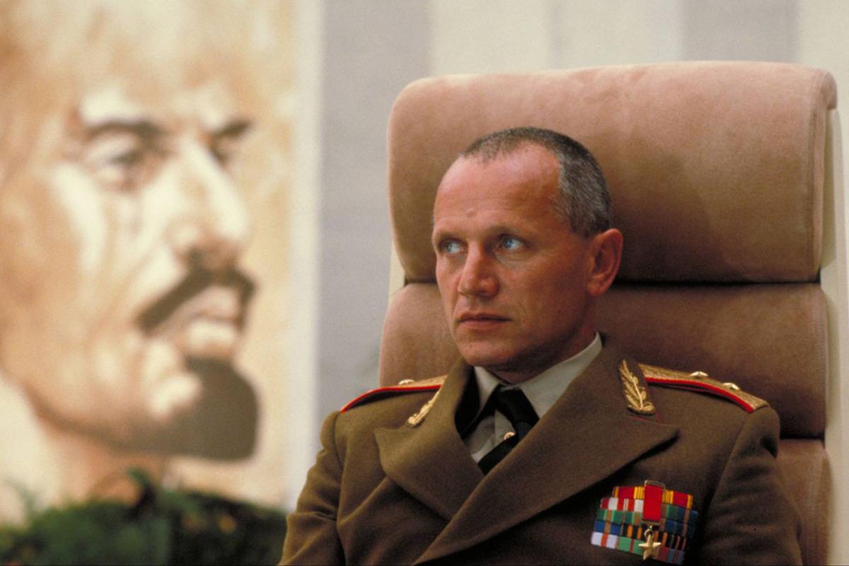 Стивен Беркофф в роли генерала Орлова, &laquo;Осьминожка&raquo;