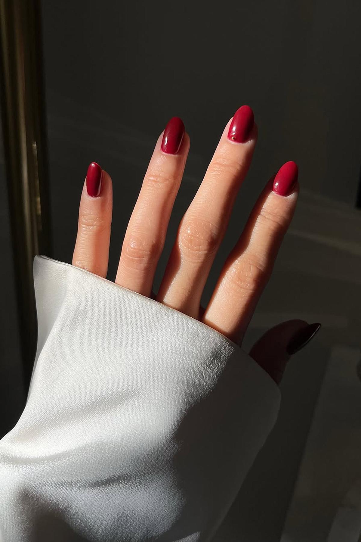 Красный дизайн одинаково хорошо смотрится как на коротких, так и на длинных ногтях миндалевидной формы