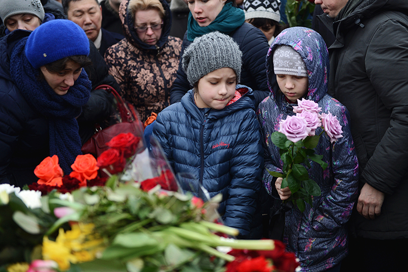 Цветы и свечи: спонтанная акция скорби на месте гибели Бориса Немцова