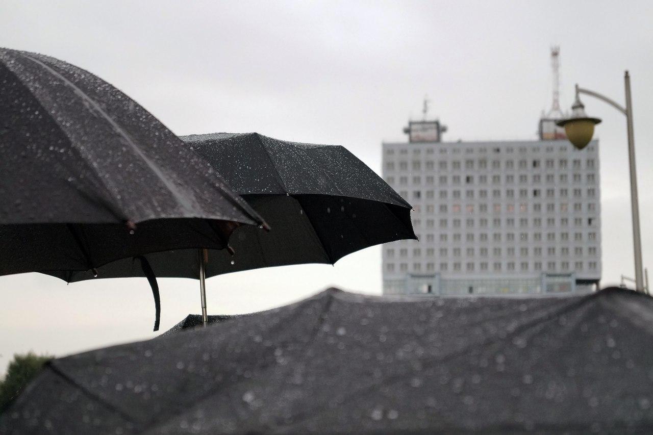 Осадки в калининграде в реальном времени. Калининград дождь. Дождливый Калининград. Калининград в пасмурную погоду. В Калининграде дождь и сильный ветер Клопс.