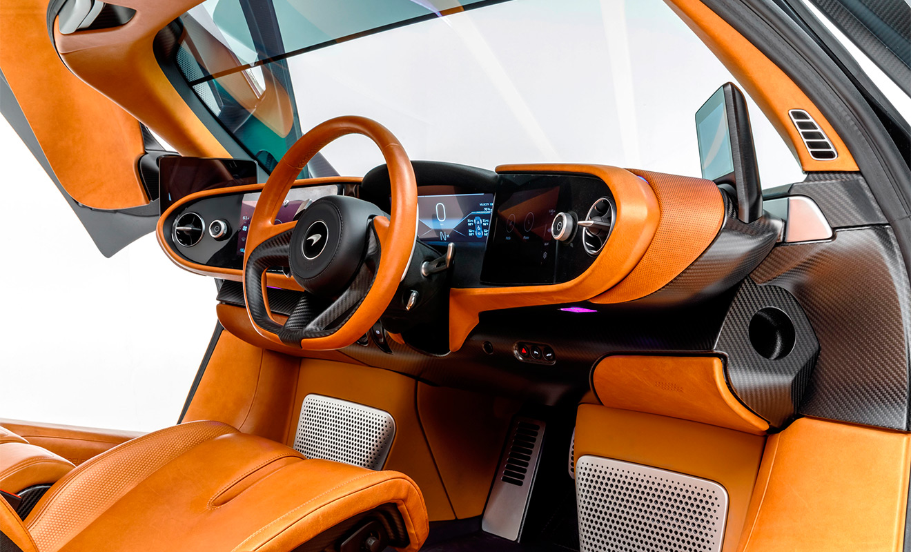 
McLaren Speedtail


Невозможно вести разговор о технологичных и стильных медиасистемах без упоминания космического каплевидного салона гиперкара McLaren Speedtail. В этом автомобиле водитель находится в центре, а пара пассажирских сидений расположены слева и справа от водительского кресла. Вокруг трехспицевого руля установлены экраны, а кнопки управления опциями, клавиши&nbsp;стеклоподъемников&nbsp;и динамическими режимами находятся на потолочной консоли. На центральном третьем дисплее перед водителем мелькают большие цифры скорости и основные показатели приборов.
