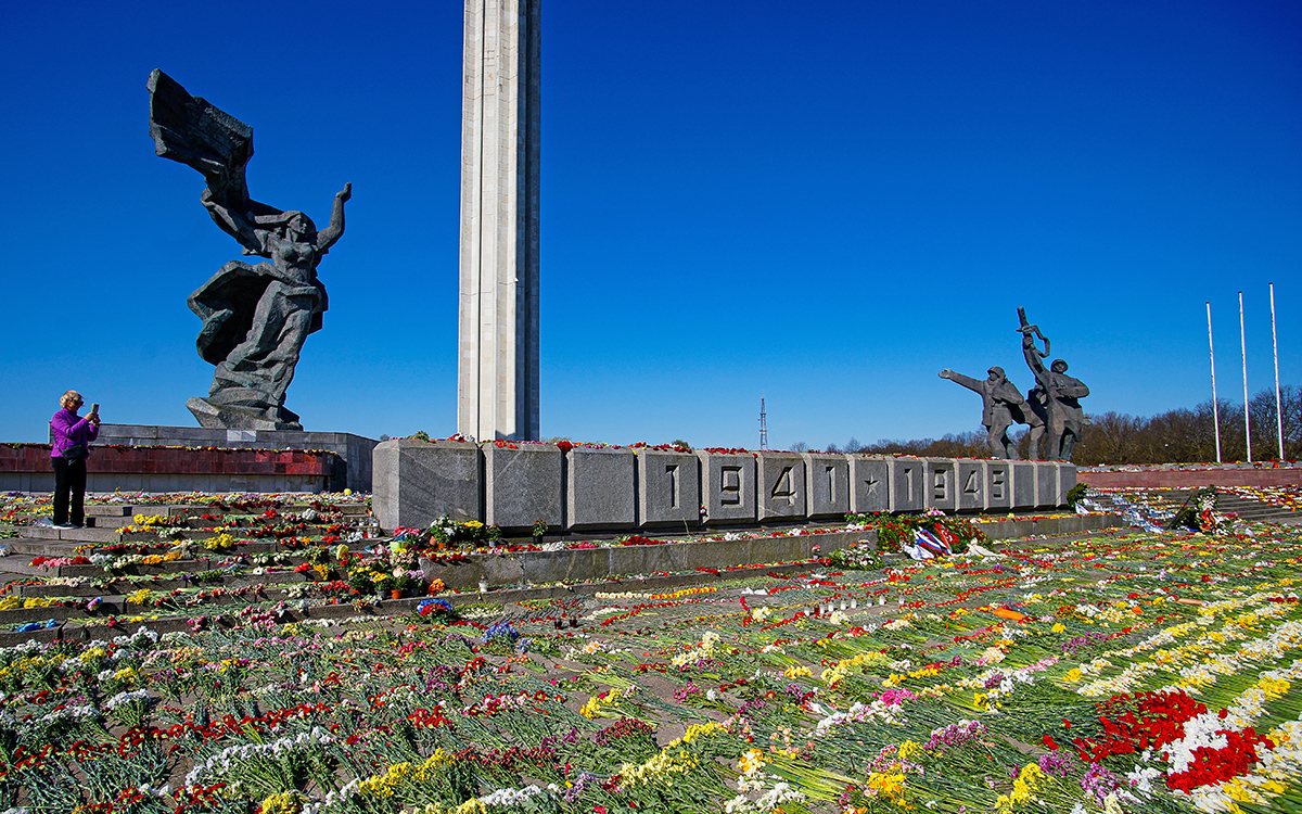 Сейм Латвии разрешил снести памятник советским солдатам в Риге