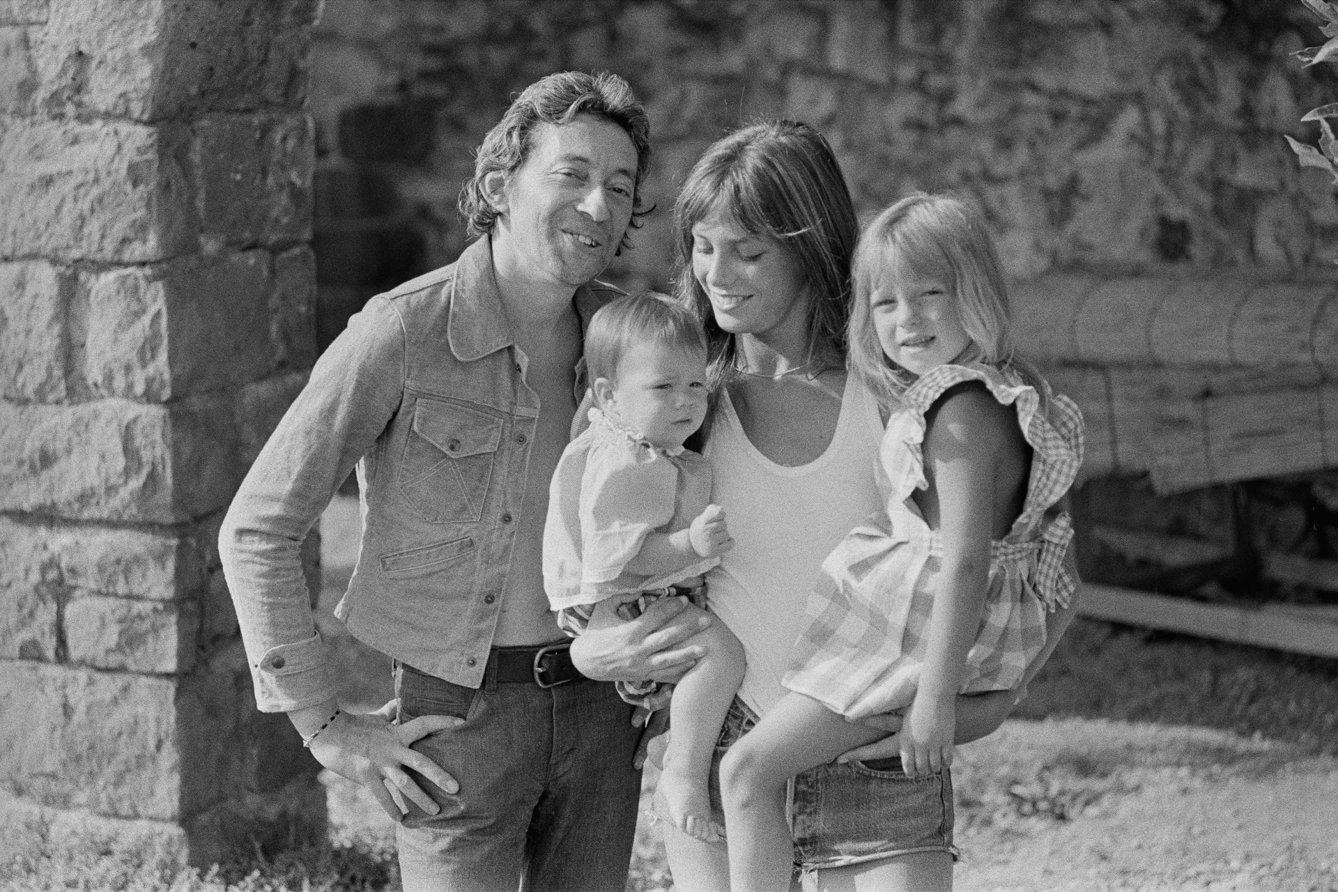 Серж Генсбур и Джейн Биркин с дочерьми Шарлоттой (слева) и Кейт&nbsp;Барри (справа) на отдыхе в Сен-Тропе, начало 1970-х