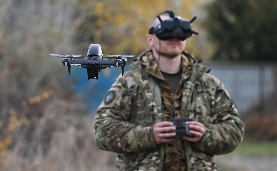 Военнослужащий ВС РФ учится управлять FPV (First Person View) дроном в школе аэроразведки &laquo;Ахмат&raquo;