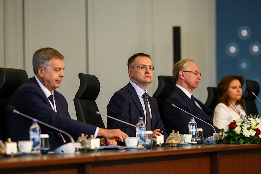 Российская делегация во главе с советником президента Владимиром Мединским