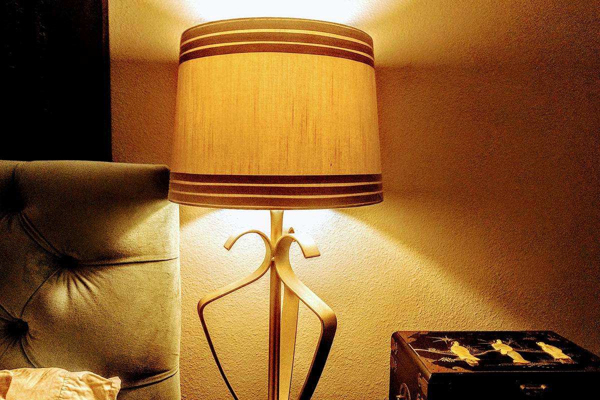 Важно использовать светильники с теплыми цветами, это создаст мягкий расслабляющий эффект