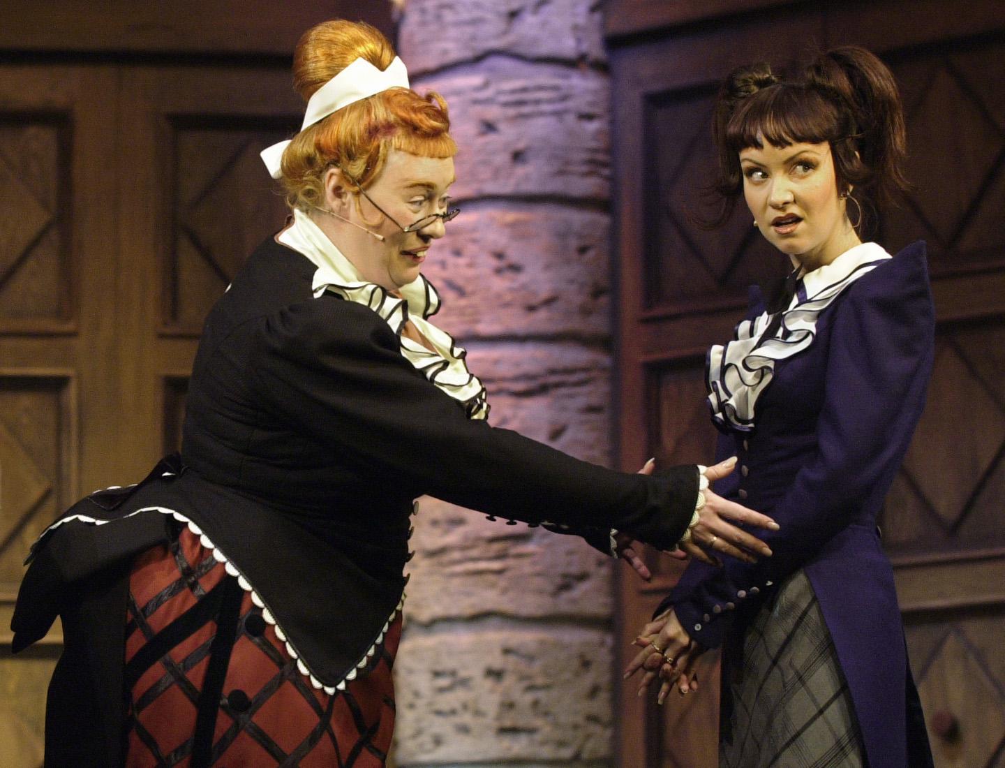 Мария Аронова в роли начальницы пансиона и Нона Гришаева в роли ученицы Денизы в спектакле &laquo;Мадемуазель Нитуш&raquo; по мотивам оперетты Эрве в театре имени Евгения Вахангова, 2004 год