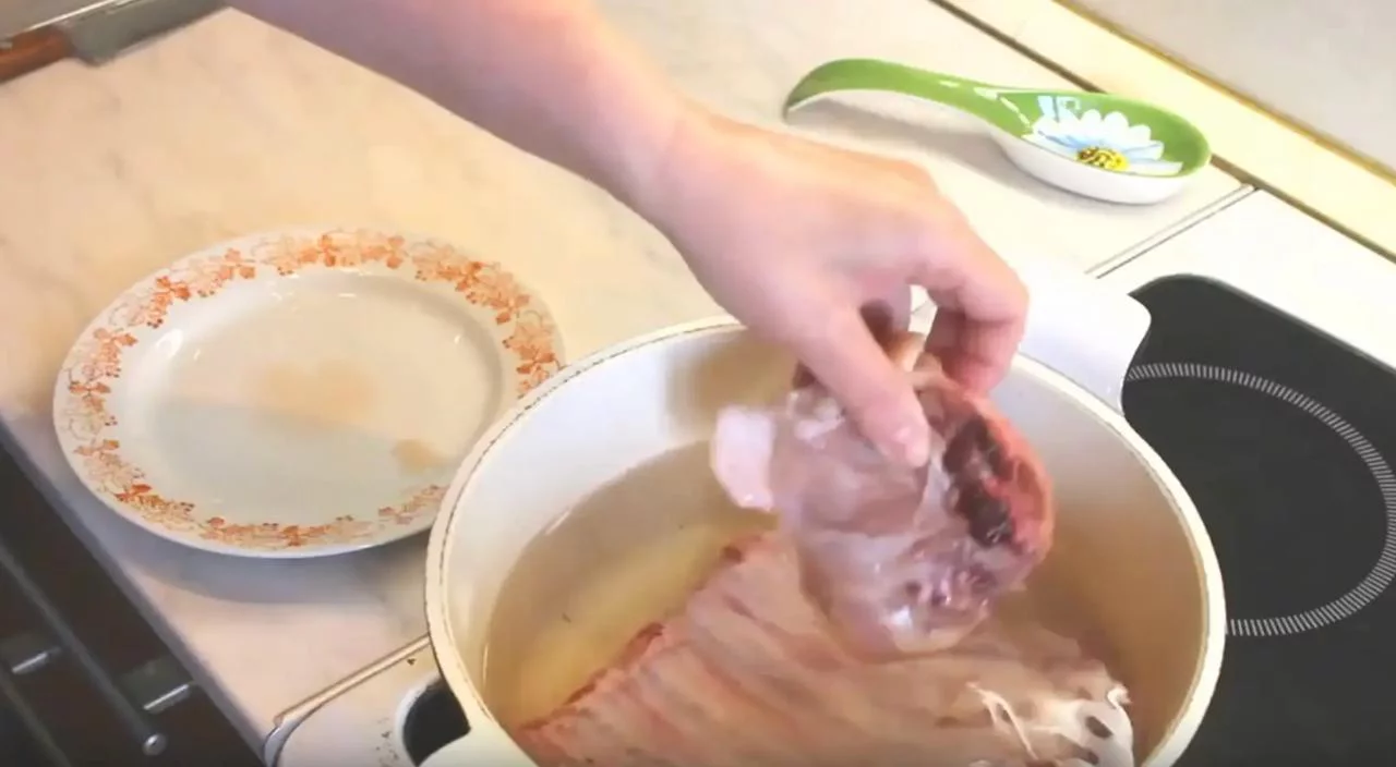 Отварите говяжьи ребрышки