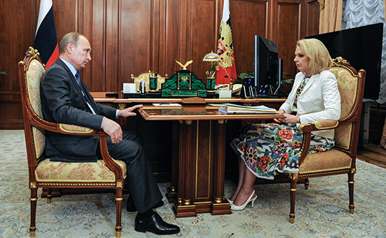 Президент России Владимир Путин и председатель Счетной палаты РФ Татьяна Голикова во время встречи в Кремле