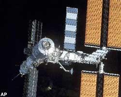 Российские специалисты подняли орбиту МКС